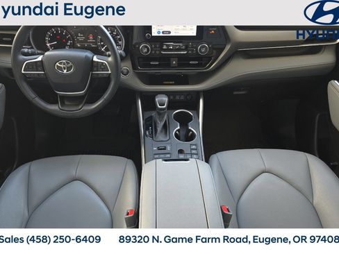 Used 2023 Toyota Highlander XLE AWD/4WD image 19