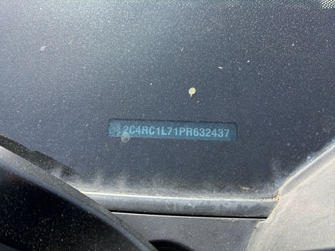 Used 2023 Chrysler Pacifica Touring-L image 32