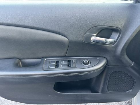 Used 2011 Chrysler 200 Touring image 4