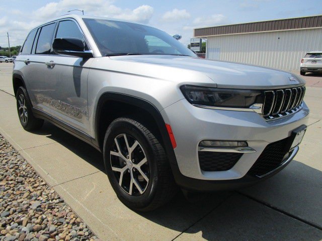 Used 2024 Jeep Grand Cherokee Limited AWD/4WD image 3