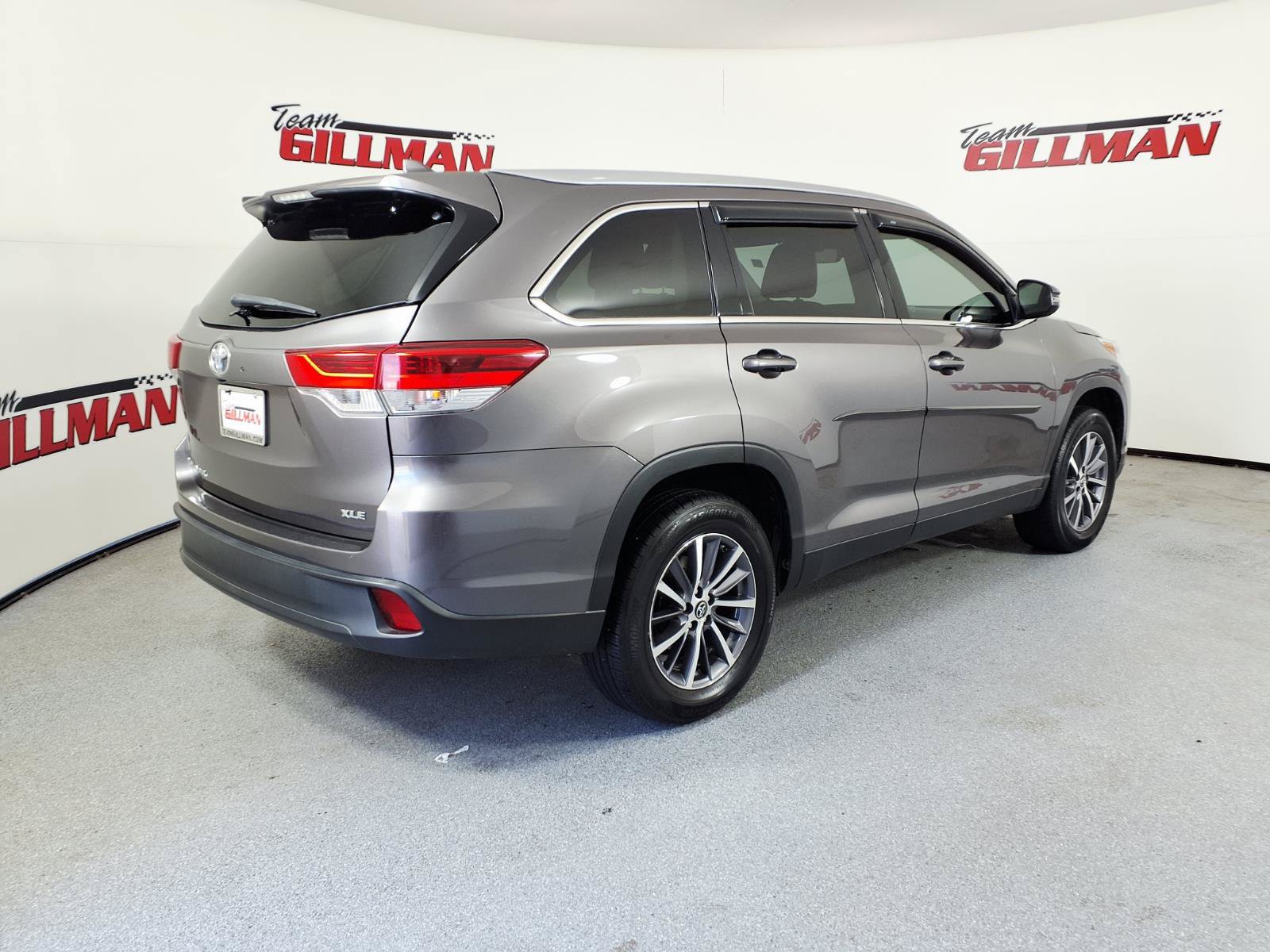 Used 2019 Toyota Highlander XLE FWD image 3