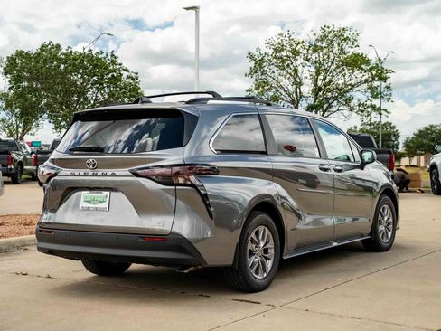 New 2026 Toyota Sienna XLE FWD image 3