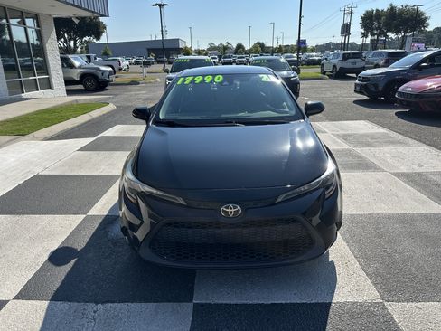 Used 2021 Toyota Corolla LE FWD image 2