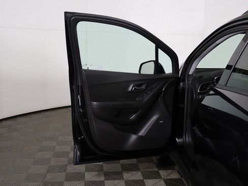 Used 2018 Chevrolet Trax LT w/ Sun & Sound Package image 17
