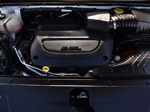 Used 2024 Chrysler Pacifica Touring-L image 28