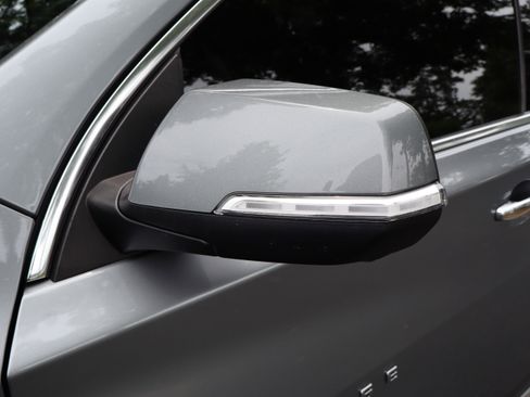 Used 2023 Chevrolet Traverse Premier FWD image 14