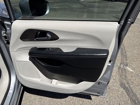 Used 2019 Chrysler Pacifica Touring Plus w/ Tire & Wheel Group FWD image 16