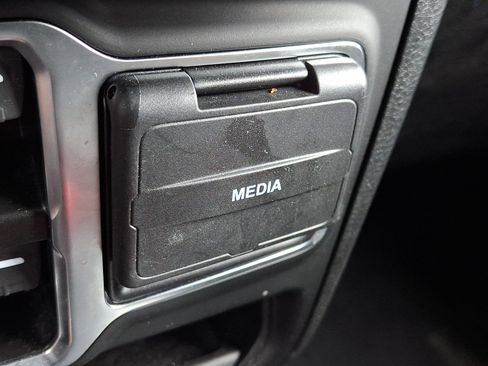 Used 2025 Jeep Wrangler Unlimited Sahara AWD/4WD image 25