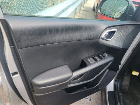 Used 2020 Kia Soul LX image 24