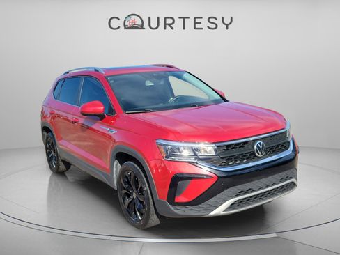 Used 2022 Volkswagen Taos SE w/ Panoramic Sunroof Package image 4