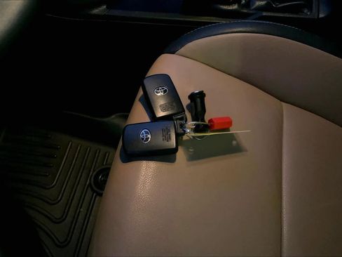 Used 2016 Toyota RAV4 Limited image 14