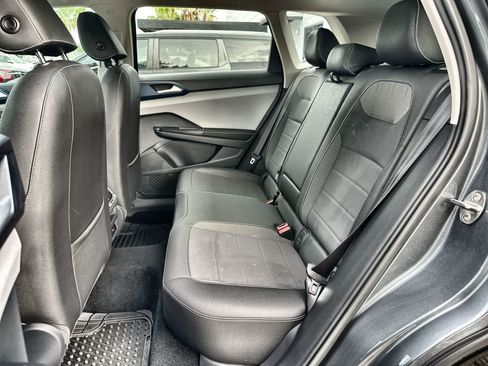 Used 2024 Volkswagen Taos SE FWD image 4