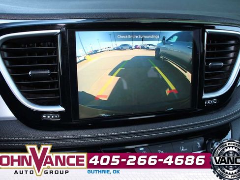 Used 2025 Chrysler Pacifica Limited image 41