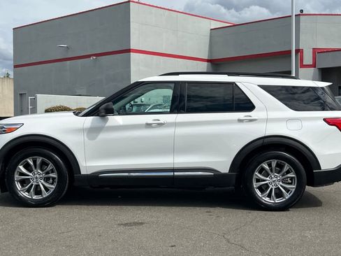 Used 2021 Ford Explorer XLT w/ Equipment Group 202A image 9