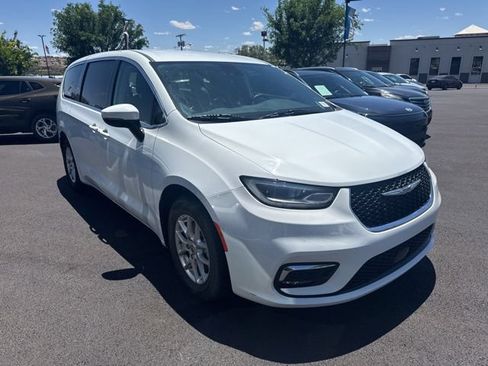 Used 2023 Chrysler Pacifica Touring-L FWD image 3