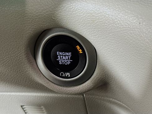 Used 2024 Chrysler Pacifica Touring-L FWD image 28