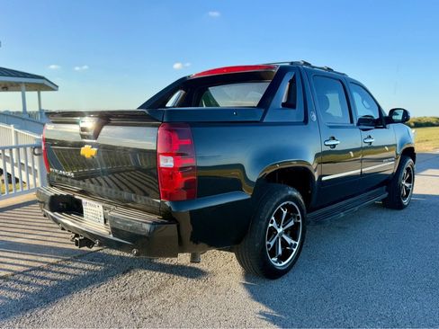 Used 2013 Chevrolet Avalanche LTZ image 5