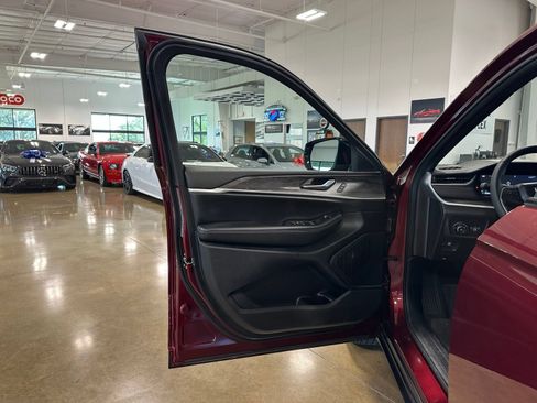 Used 2024 Jeep Grand Cherokee Limited RWD image 11
