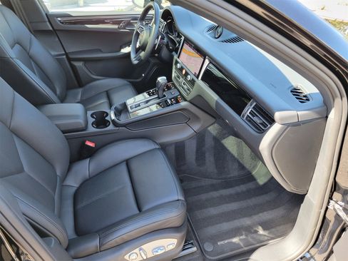 Certified 2025 Porsche Macan image 27