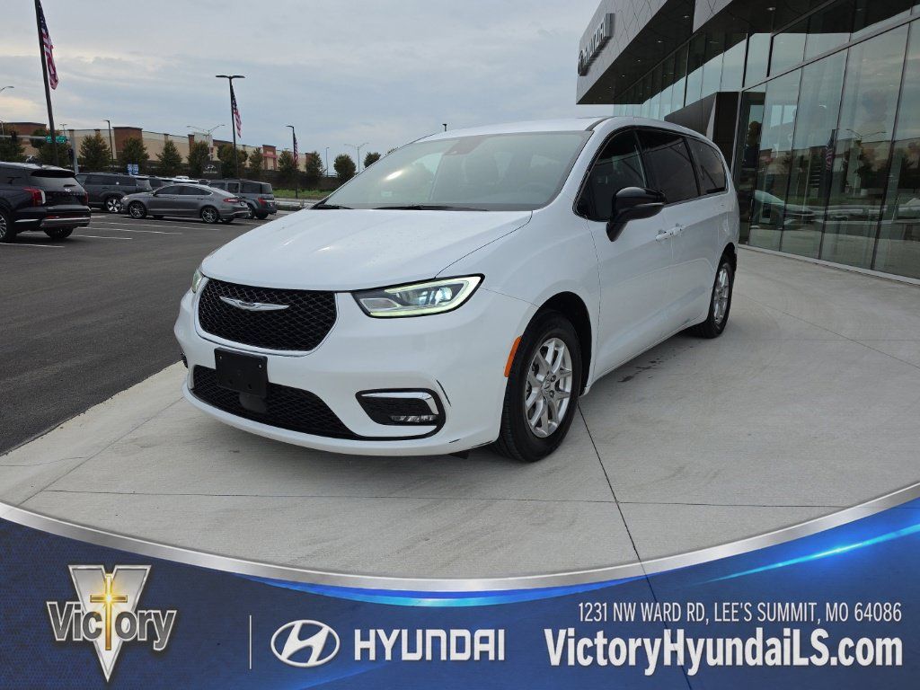 Used 2025 Chrysler Pacifica Select FWD image 1