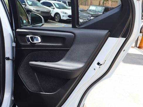 Used 2022 Volvo XC40 T4 Momentum image 20