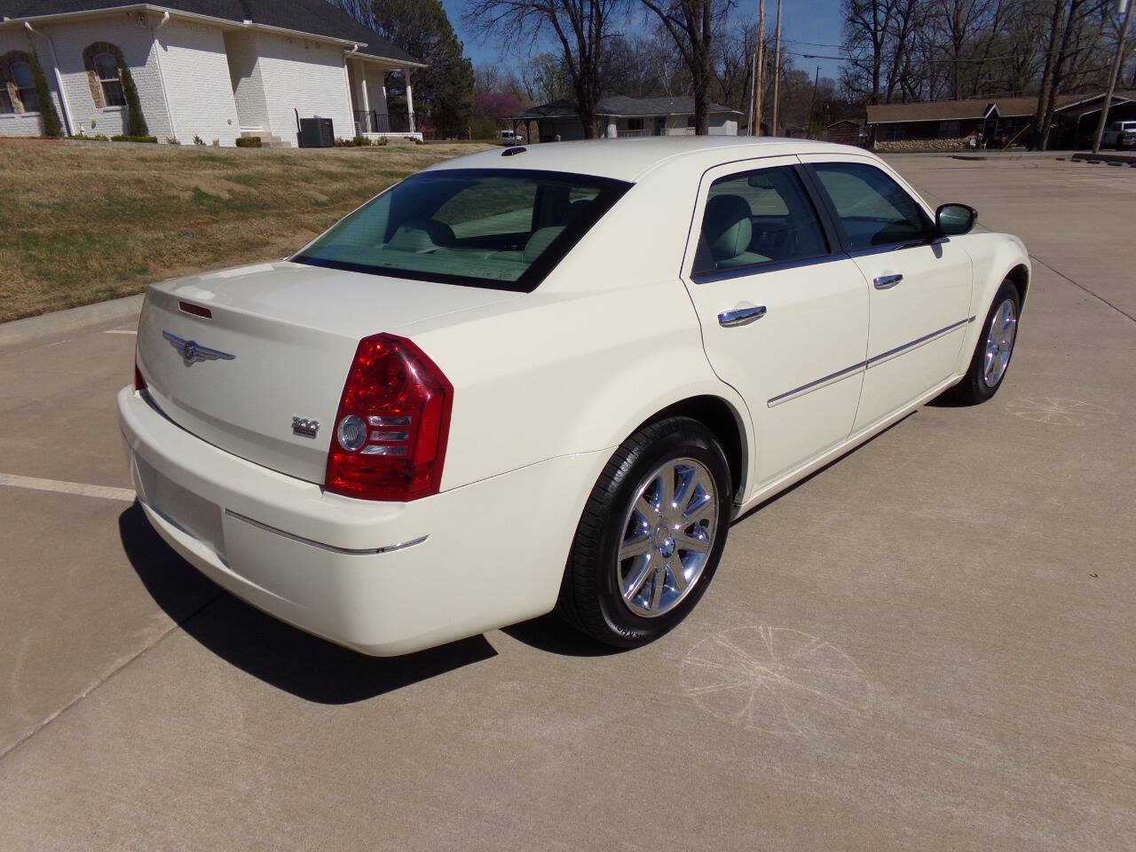 Used 2010 Chrysler 300 Touring RWD image 31