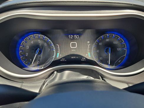 Used 2023 Chrysler Pacifica Touring-L FWD image 19