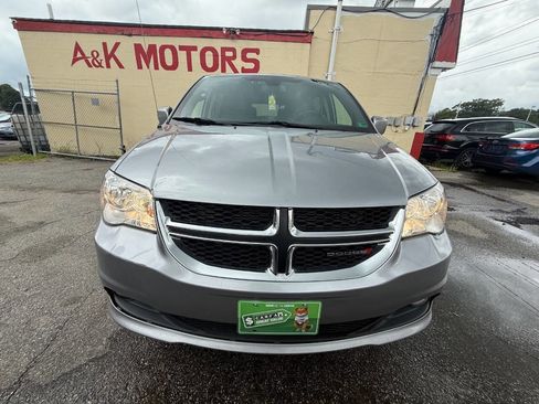Used 2019 Dodge Grand Caravan SXT image 2