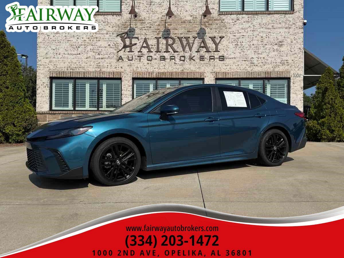 Used 2025 Toyota Camry SE FWD image 1