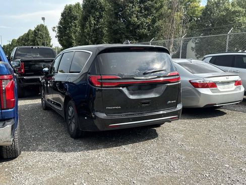 Used 2023 Chrysler Pacifica Limited FWD image 4