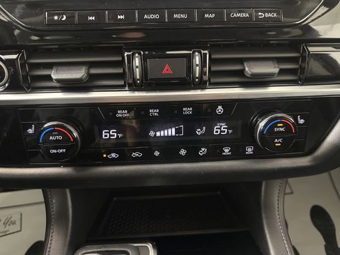 Used 2023 Nissan Pathfinder SL AWD/4WD image 19