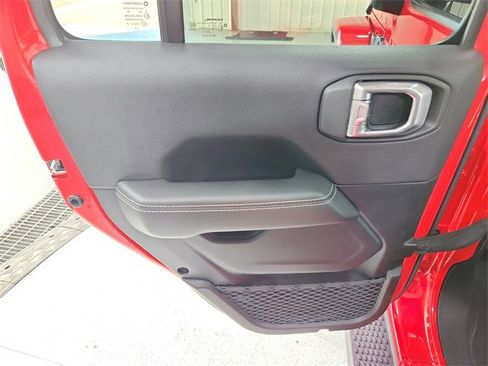 Used 2021 Jeep Wrangler Unlimited Sahara image 33