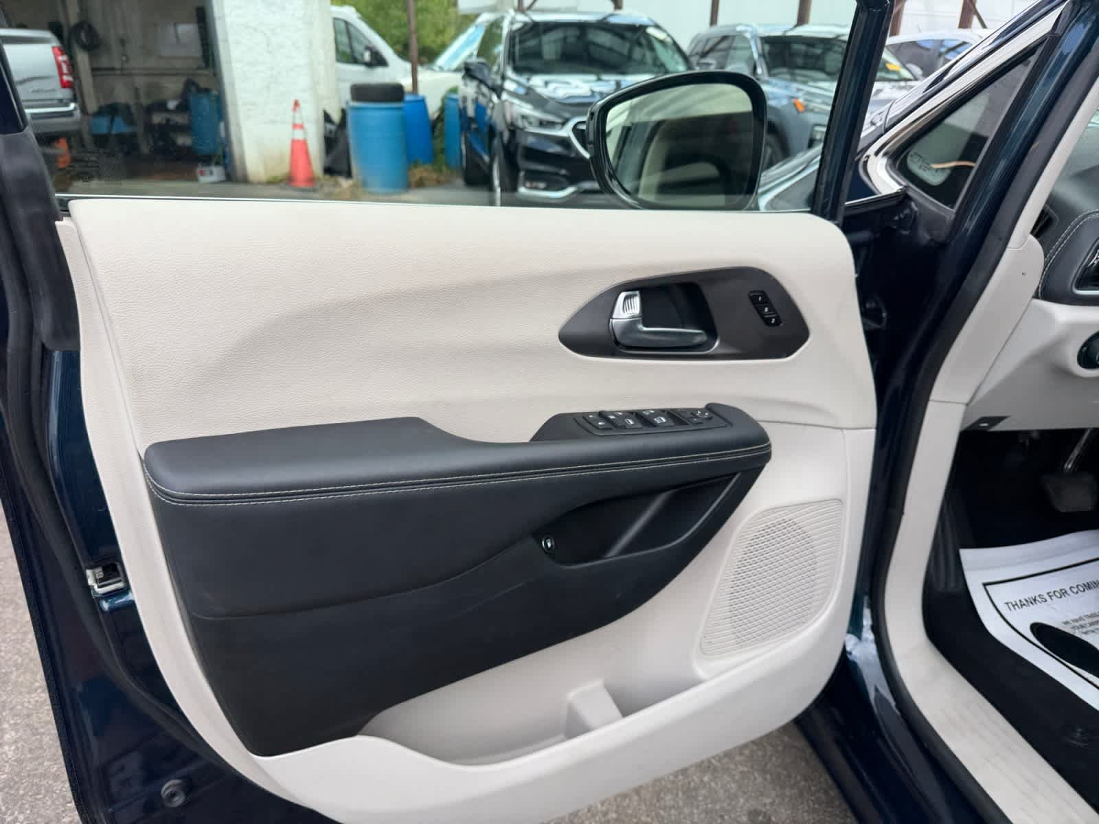 Used 2024 Chrysler Pacifica Limited FWD image 14