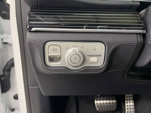 Used 2024 Mercedes-Benz GLS 580 4MATIC image 10