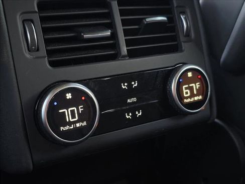 Used 2023 Land Rover Discovery Metropolitan Edition image 14