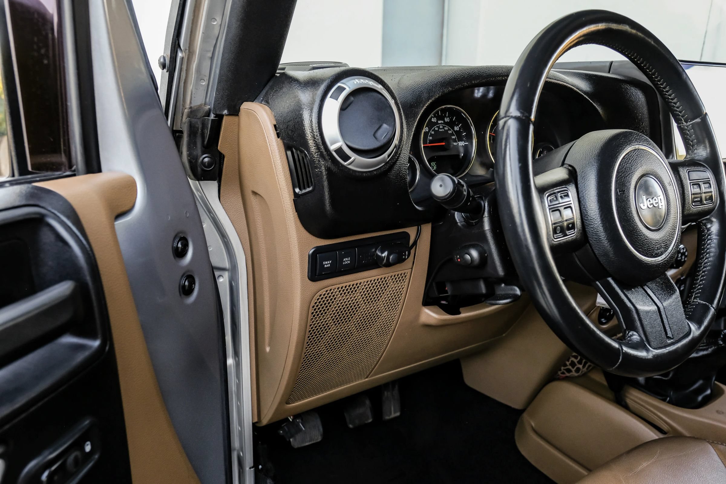 Used 2016 Jeep Wrangler Unlimited Rubicon w/ Connectivity Group AWD/4WD image 33