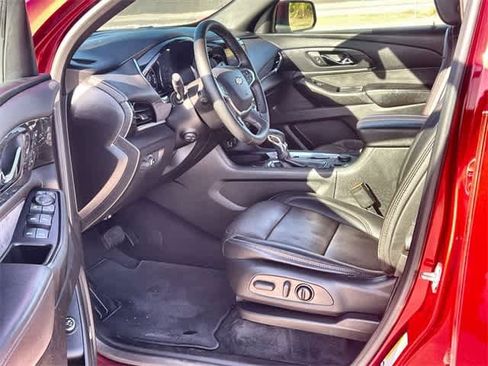 Used 2023 Chevrolet Traverse High Country image 3