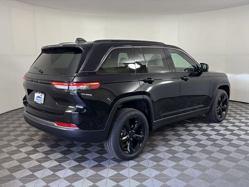 New 2026 Jeep Grand Cherokee Limited w/ Limited Altitude Package AWD/4WD image 4