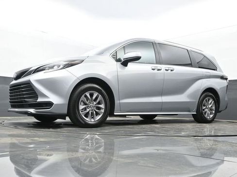 Used 2025 Toyota Sienna LE image 12