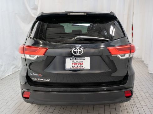 Used 2018 Toyota Highlander LE image 4