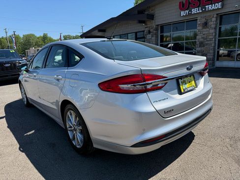 Used 2017 Ford Fusion SE w/ Fusion SE Technology Package FWD image 7
