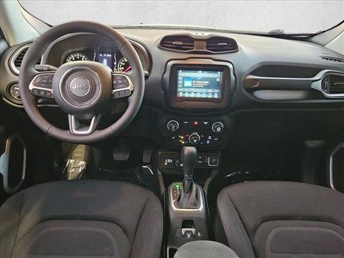 Used 2019 Jeep Renegade Latitude AWD/4WD image 16