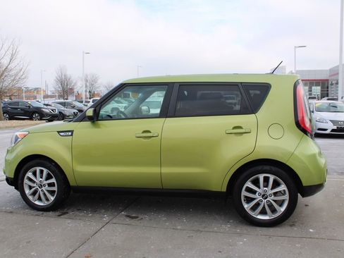 Used 2017 Kia Soul + image 4