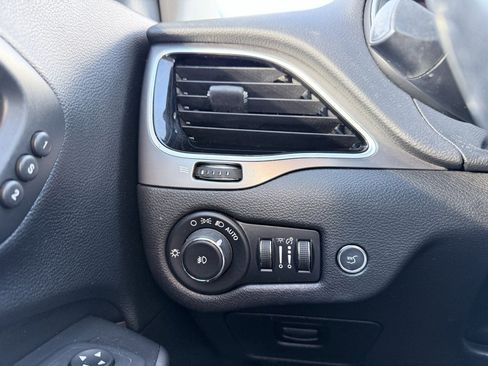 Used 2020 Jeep Cherokee Limited image 13