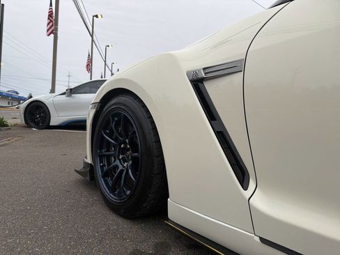 Used 2013 Nissan GT-R Premium image 3