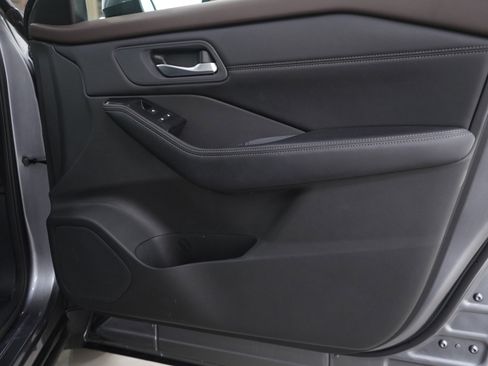 Used 2023 Nissan Rogue SV w/ SV Premium Package image 9