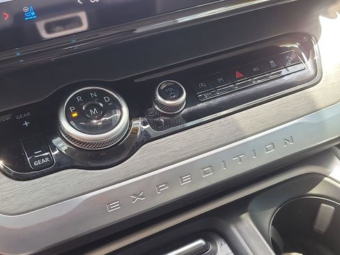 Used 2025 Ford Expedition Platinum w/ Driver's Package AWD/4WD image 28