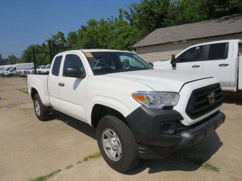 Used 2022 Toyota Tacoma SR AWD/4WD image 3