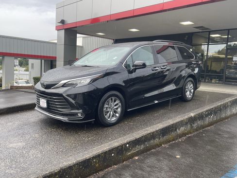Certified 2026 Toyota Sienna XLE FWD image 5