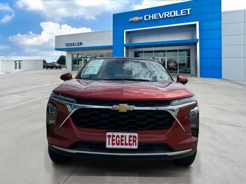 Used 2024 Chevrolet Trax LT FWD image 2